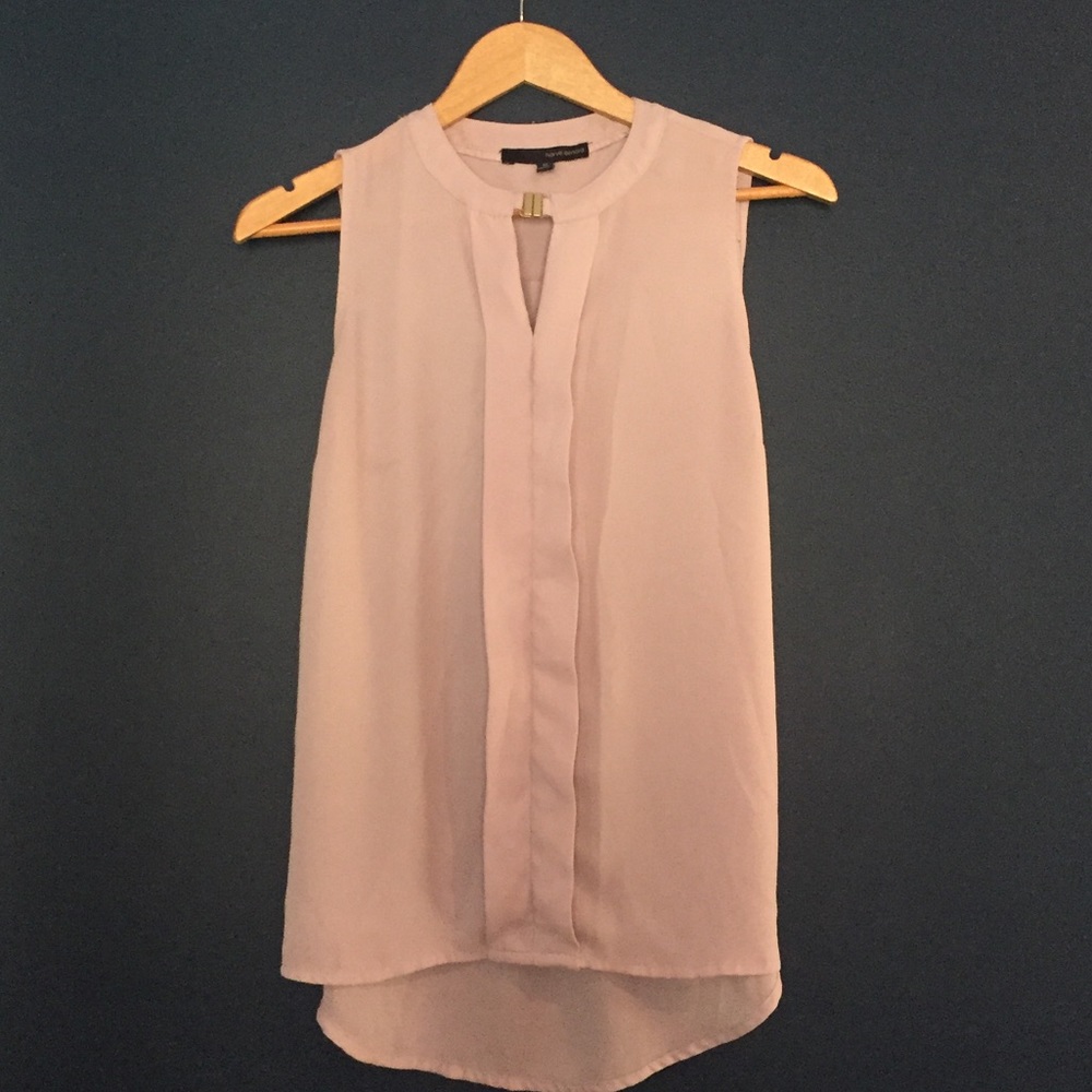 Sleeveless Harve Benard shirt. Muted gold clasp